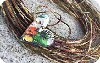 Fili di lino, terre e colori